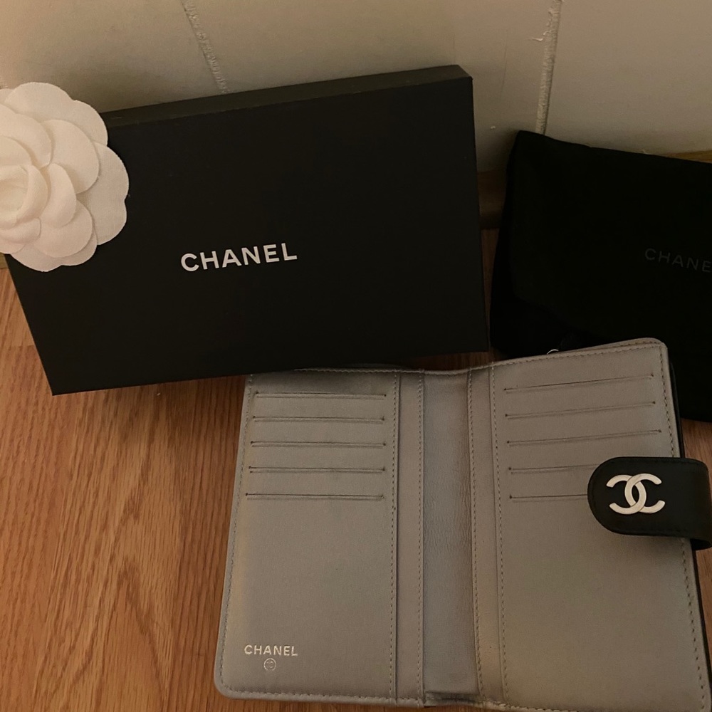 CHANEL - Picture 4 of 7
